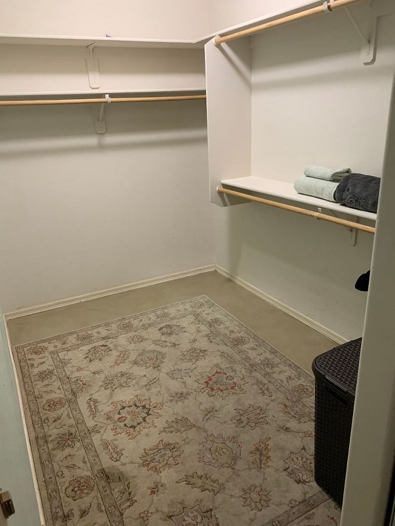 Main bedroom walk-in closet