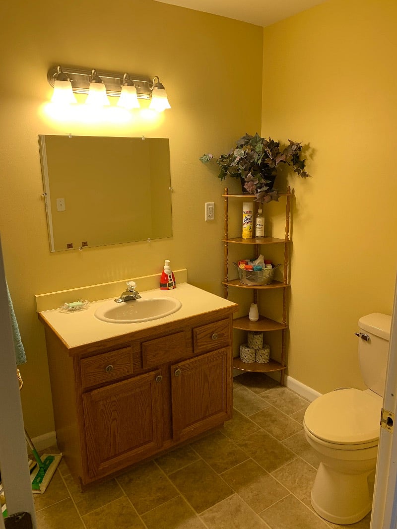Guest 1/2 bath off kitchen area