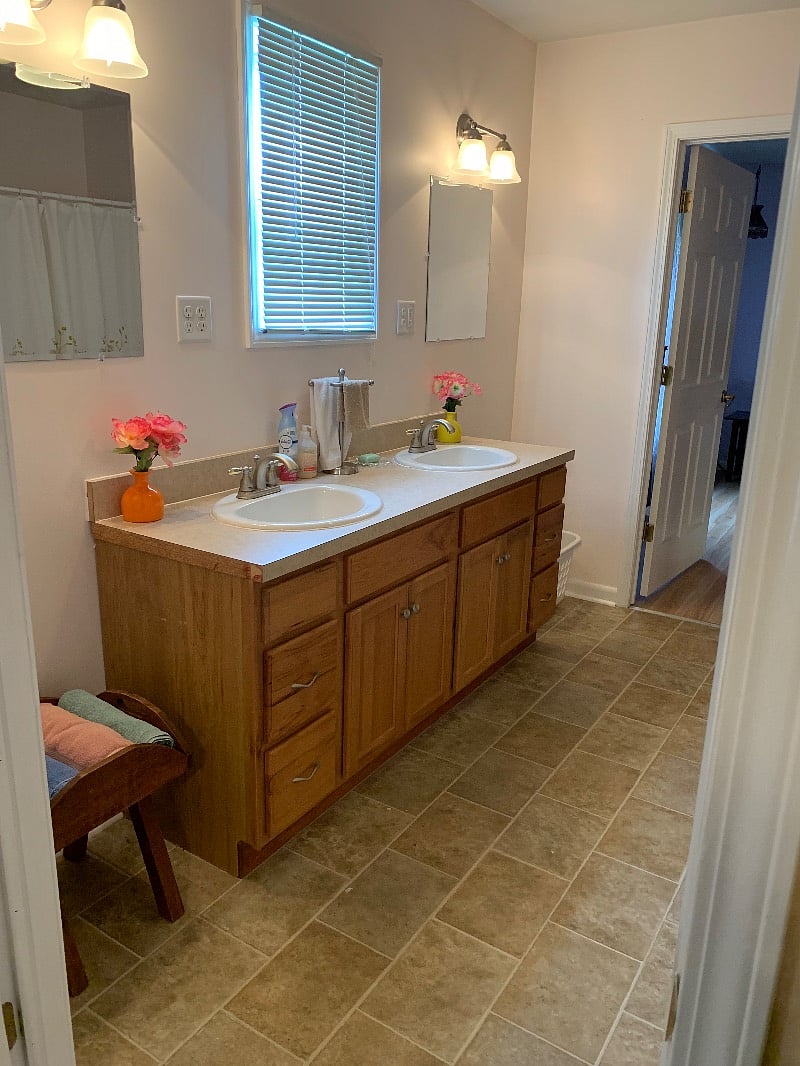 Shared full bathroom with both bedrooms.