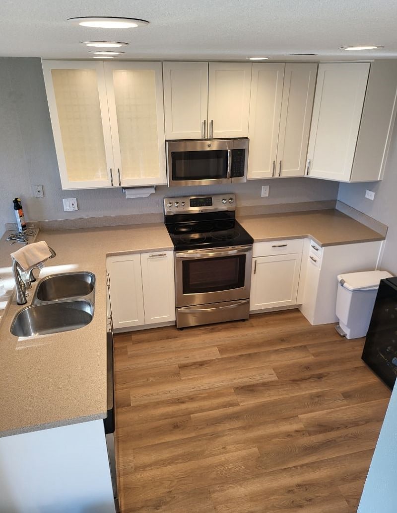 shared kitchen with owner. Dishes, cookware provided.