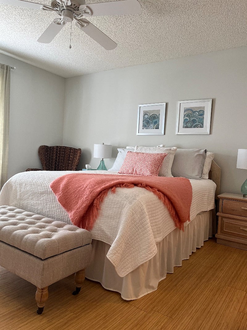 Master bedroom-queen bed