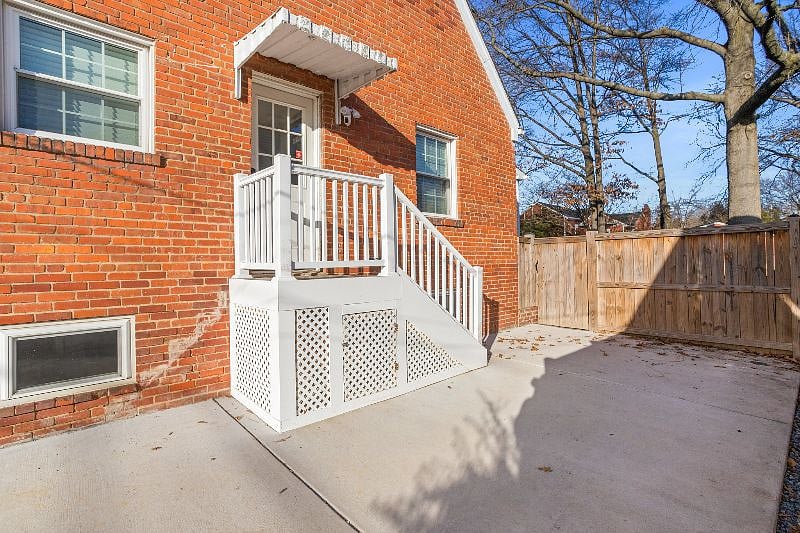 Private Side Entry Way 
