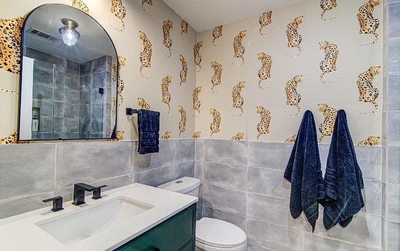 Shower with leopards!