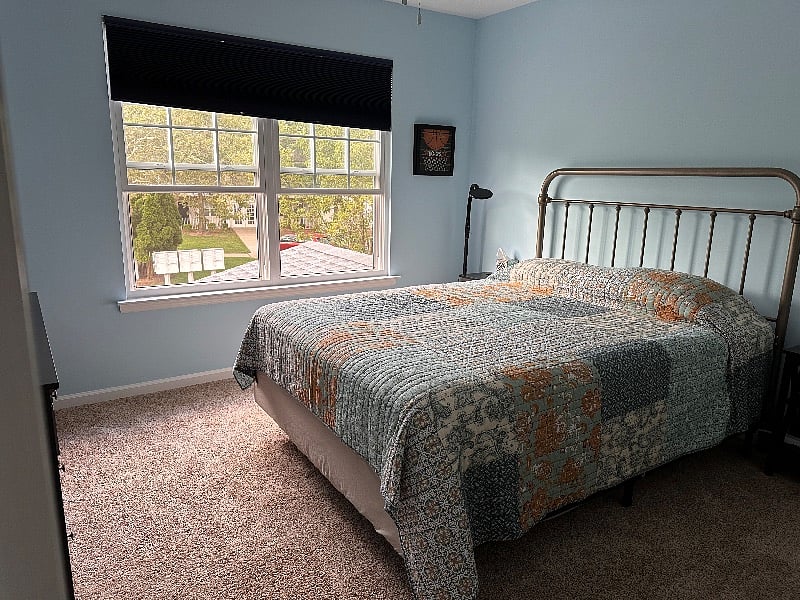 larger bedroom - Queen size bed