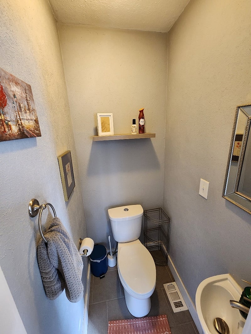 Half bathroom
Hand towels provided
Shelving for extra storage
Move in toilet paper provided, self supply after.