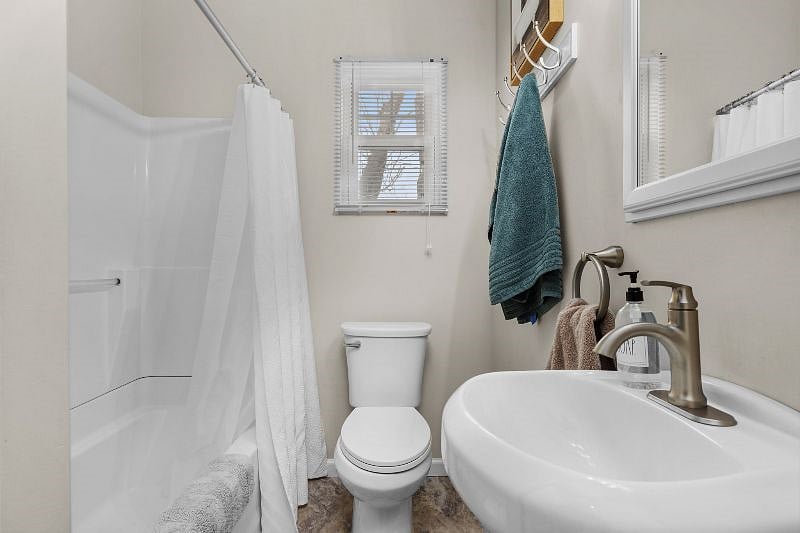 Full bath with linen closet behind entry door for plenty of storage