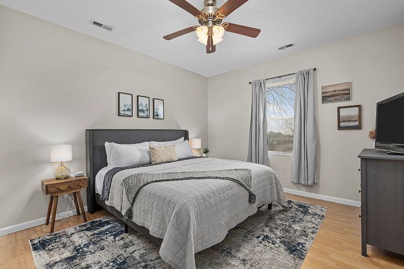 Comfortable King size bed with 800TC sheets.