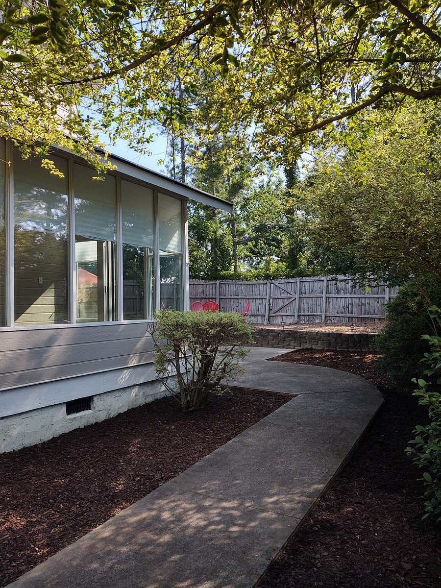 Sideyard/Backyard