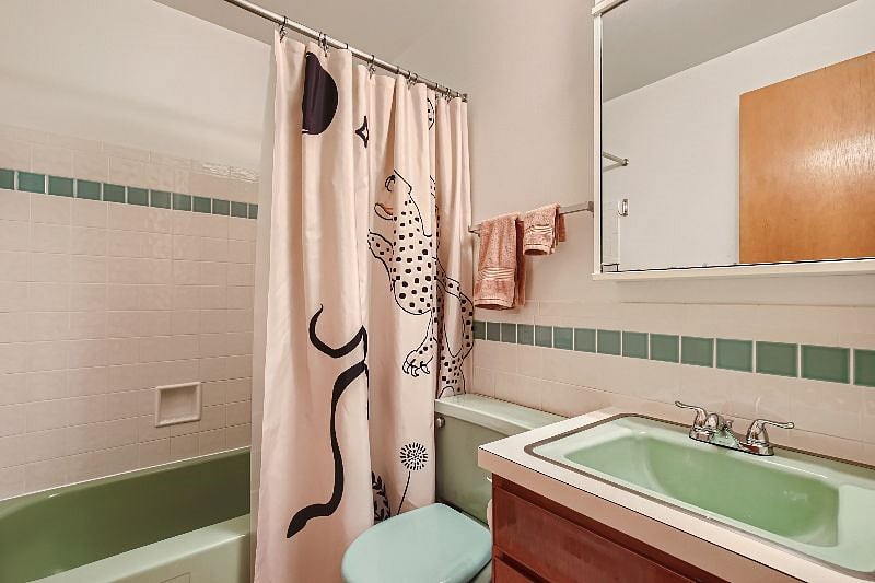 Shared main bathroom.