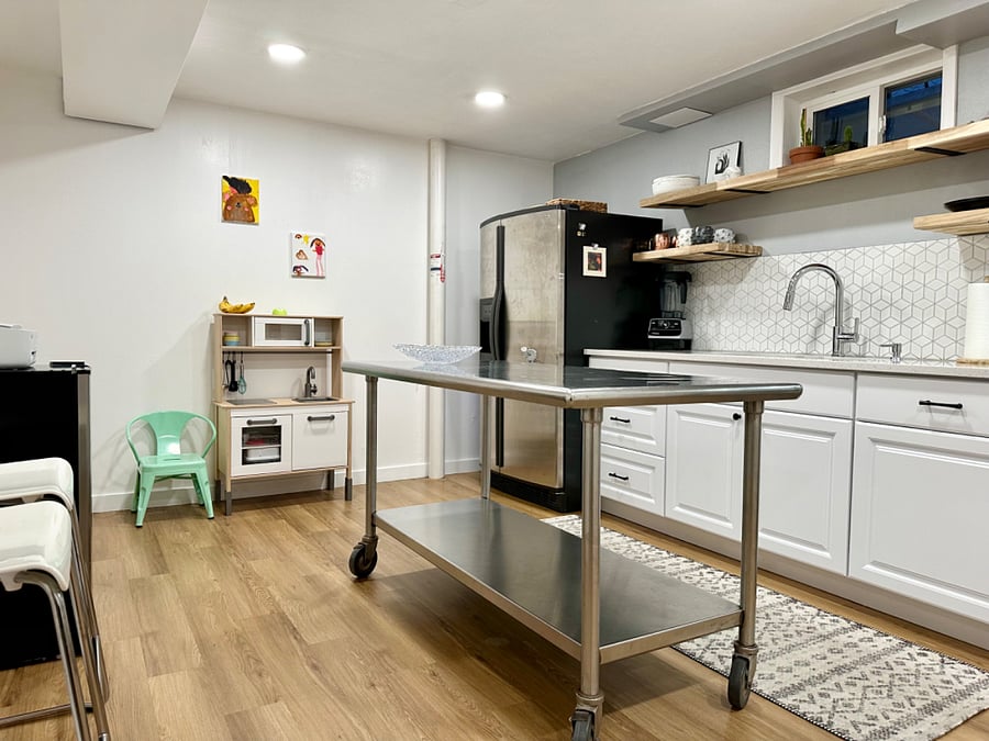 Open, spacious, functional, and easy to use kitchenette. It's a full sized kitchen!