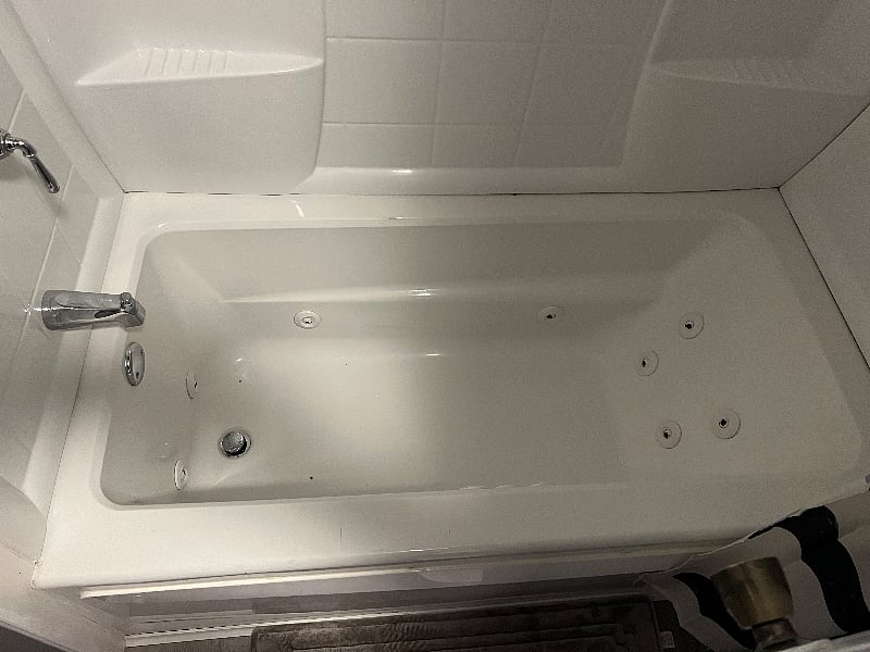 jacuzzi bath tub