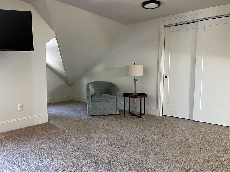 Huge bedroom aream