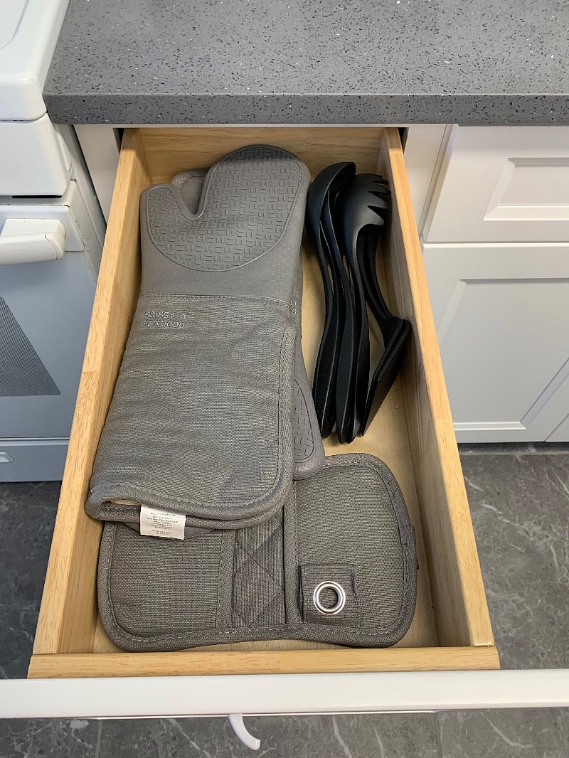 oven mitts, pot holders, serving utensils