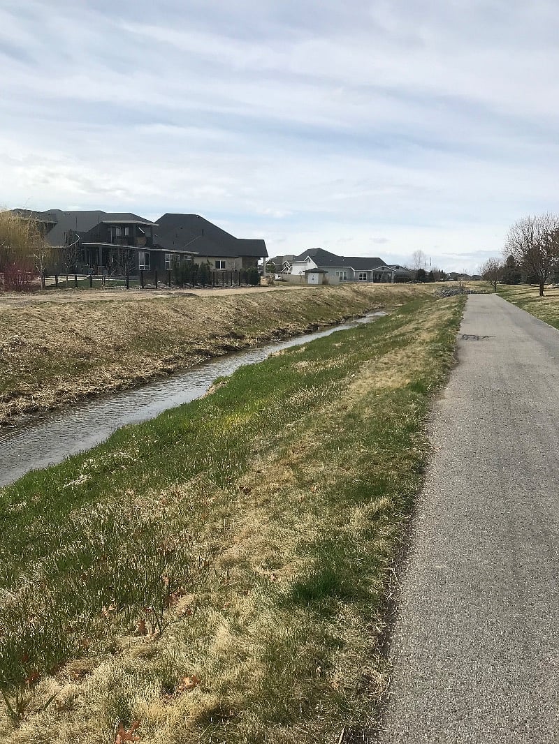 Walking path that you can take to the 3 hole practice golf course, soccer fields and tennis courts.