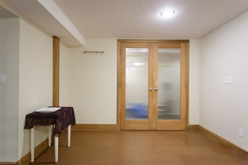 Entryway (viewing toward exit to laundry room)