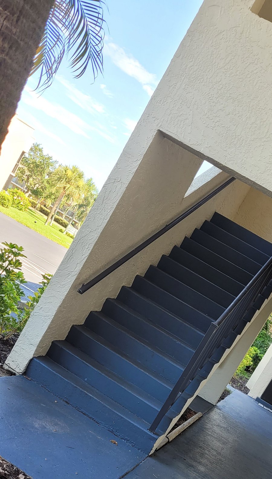 Second floor 1 set of wide stairs