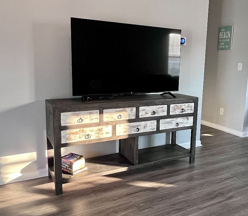 Plenty of entertainment to choose from with free Wi-Fi, four smart TVs with cable+ and streaming capabilities, board games, books, and cards.