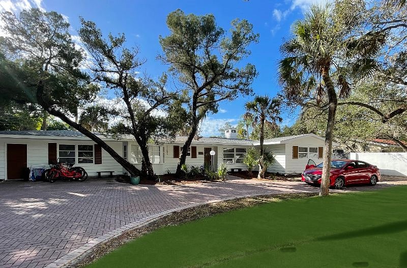 Large circle driveway for easy parking