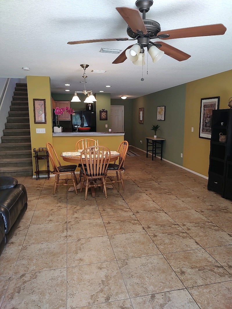 Kitchen table book area / kitchen bar 