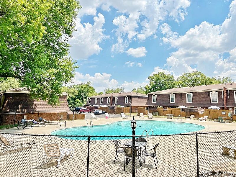 Community condo pool (open Memorial Day to Labor Day)