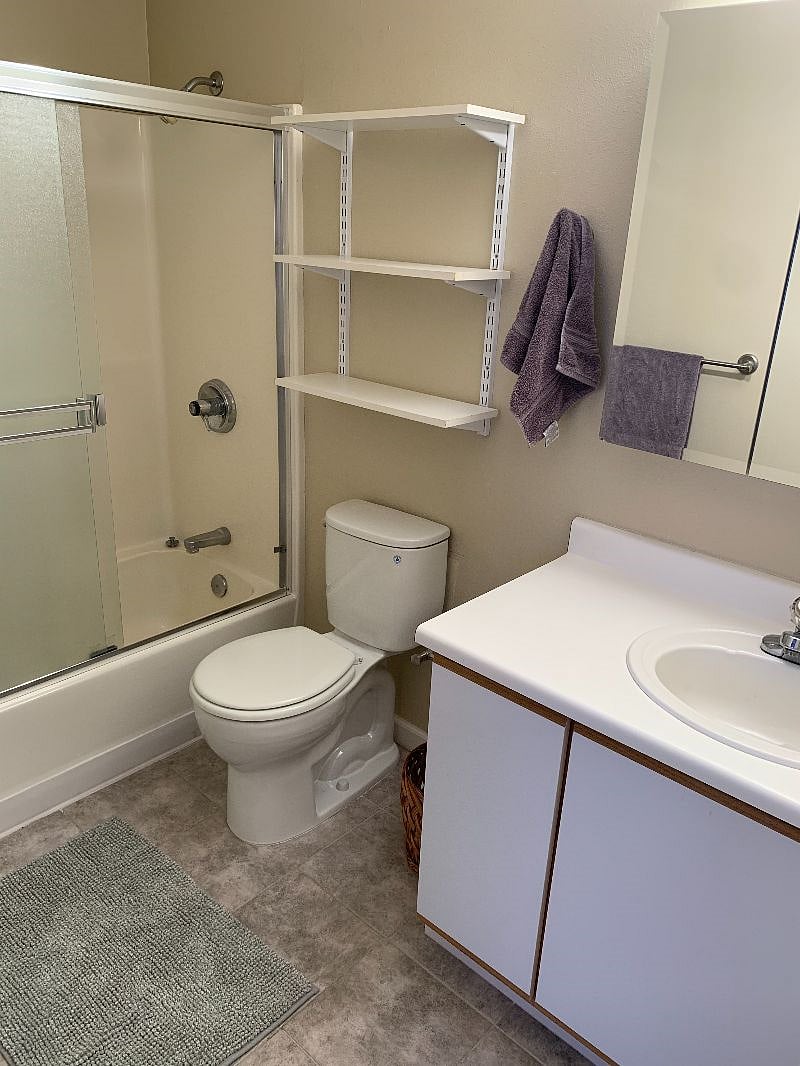 Upper bedroom en suite bathroom
