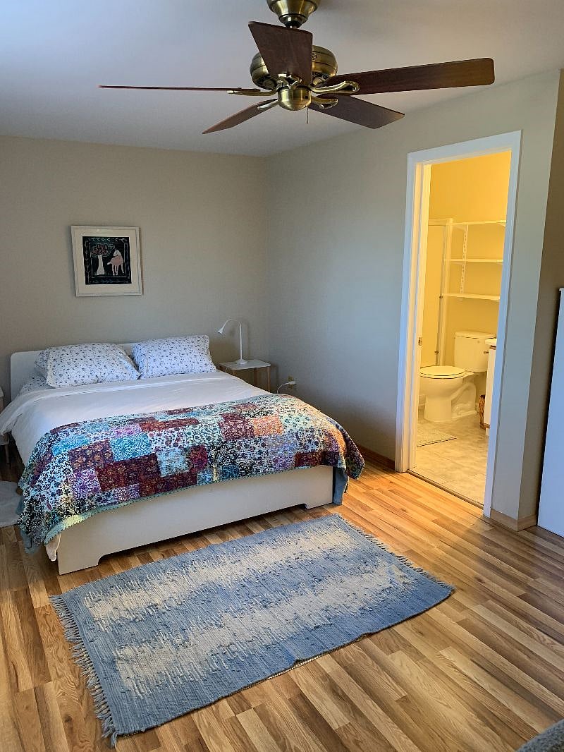 Upper bedroom with full bathroom en suite