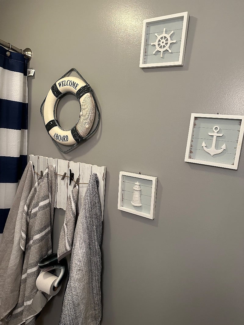 Nautical theme, full bath