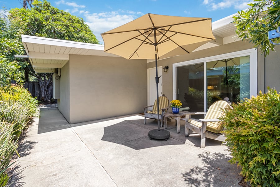 Front patio are to front door