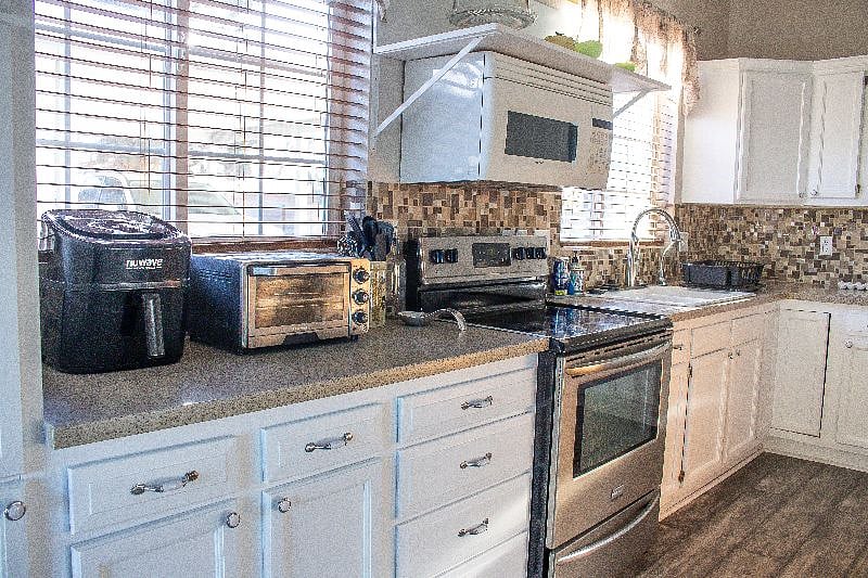 Full kitchen to include air fryer, toaster oven, above stove microwave, and a fully functioning stove/oven.