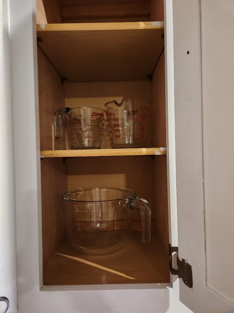 Kitchen cookware: measuring Pyrex cups