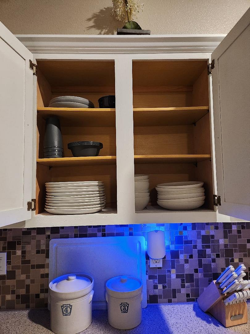 Kitchen cookware: plates and bowls