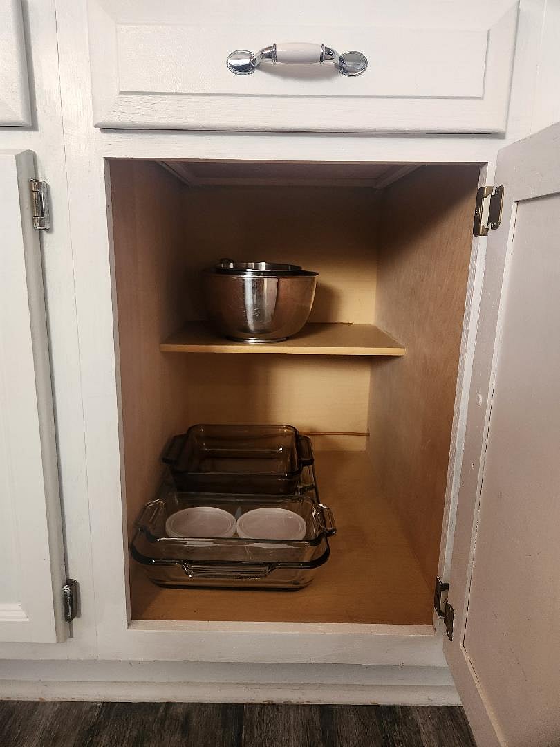 Kitchen cookware: Mixing bowls, casserole dishes.