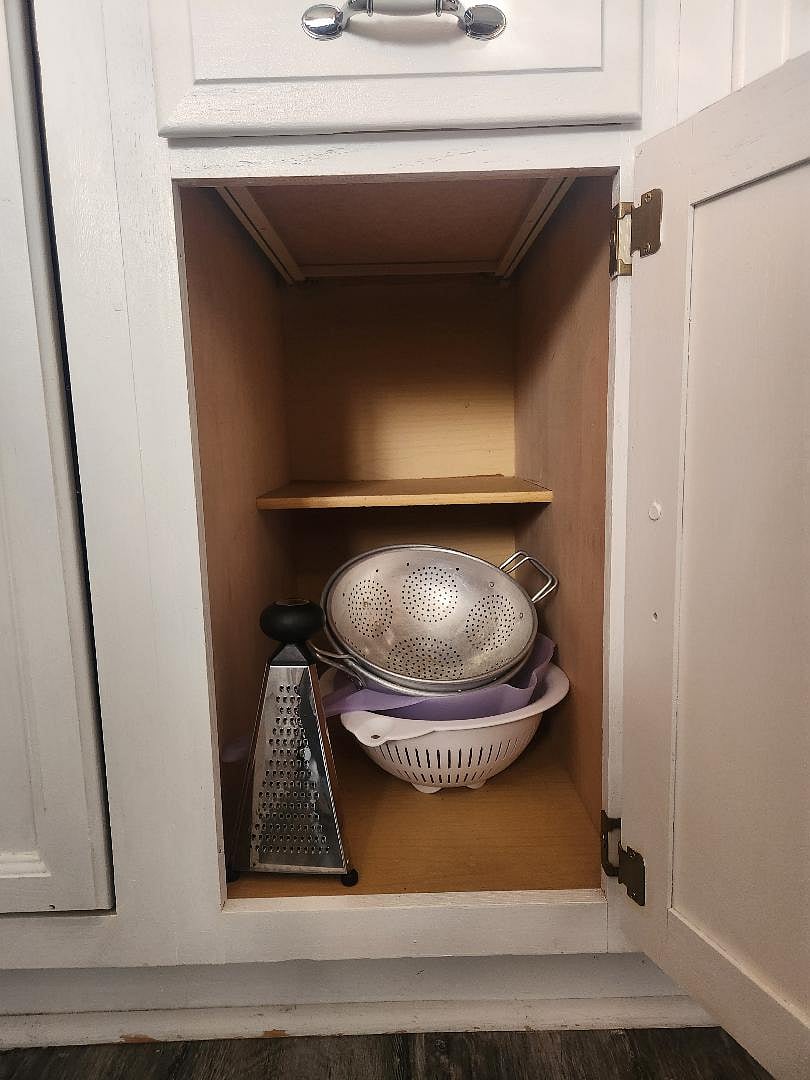 Kitchen cookware: strainers, cheese grater.