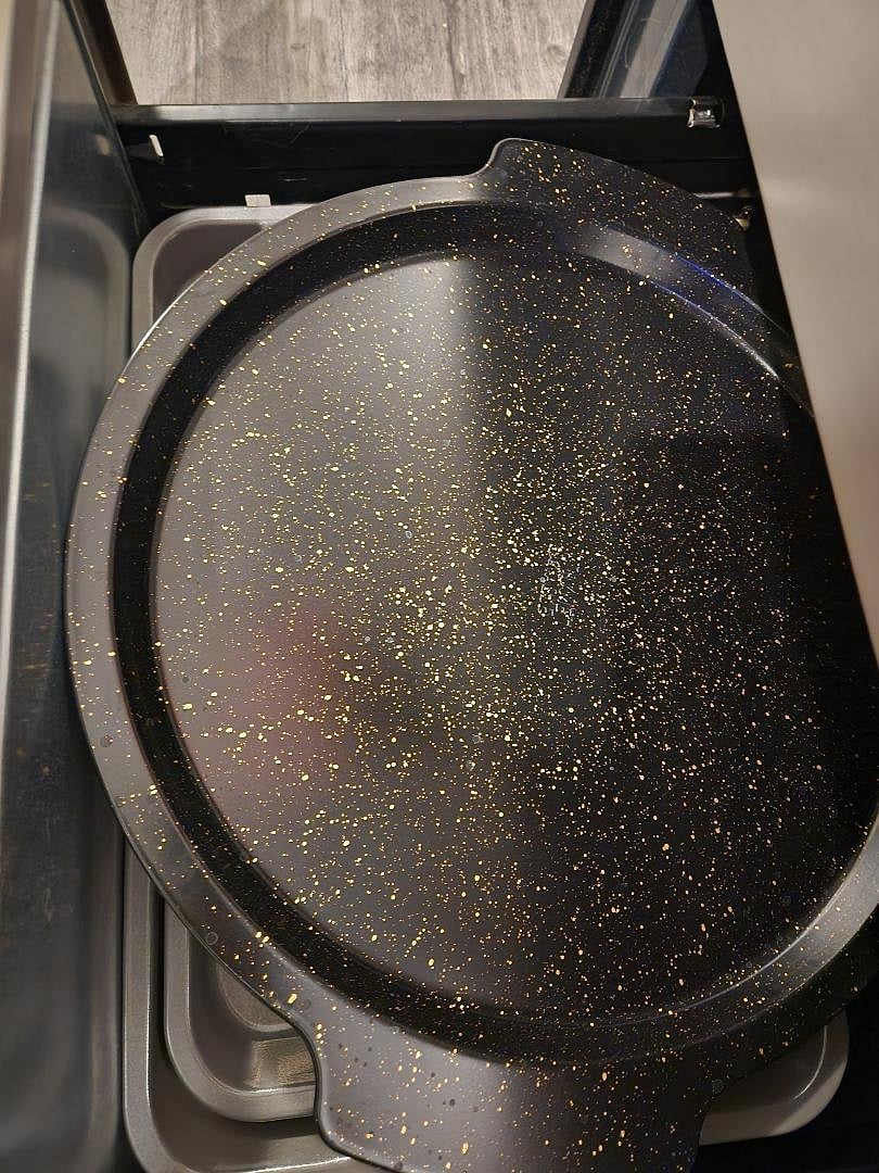 Kitchen cookware: pizza pan