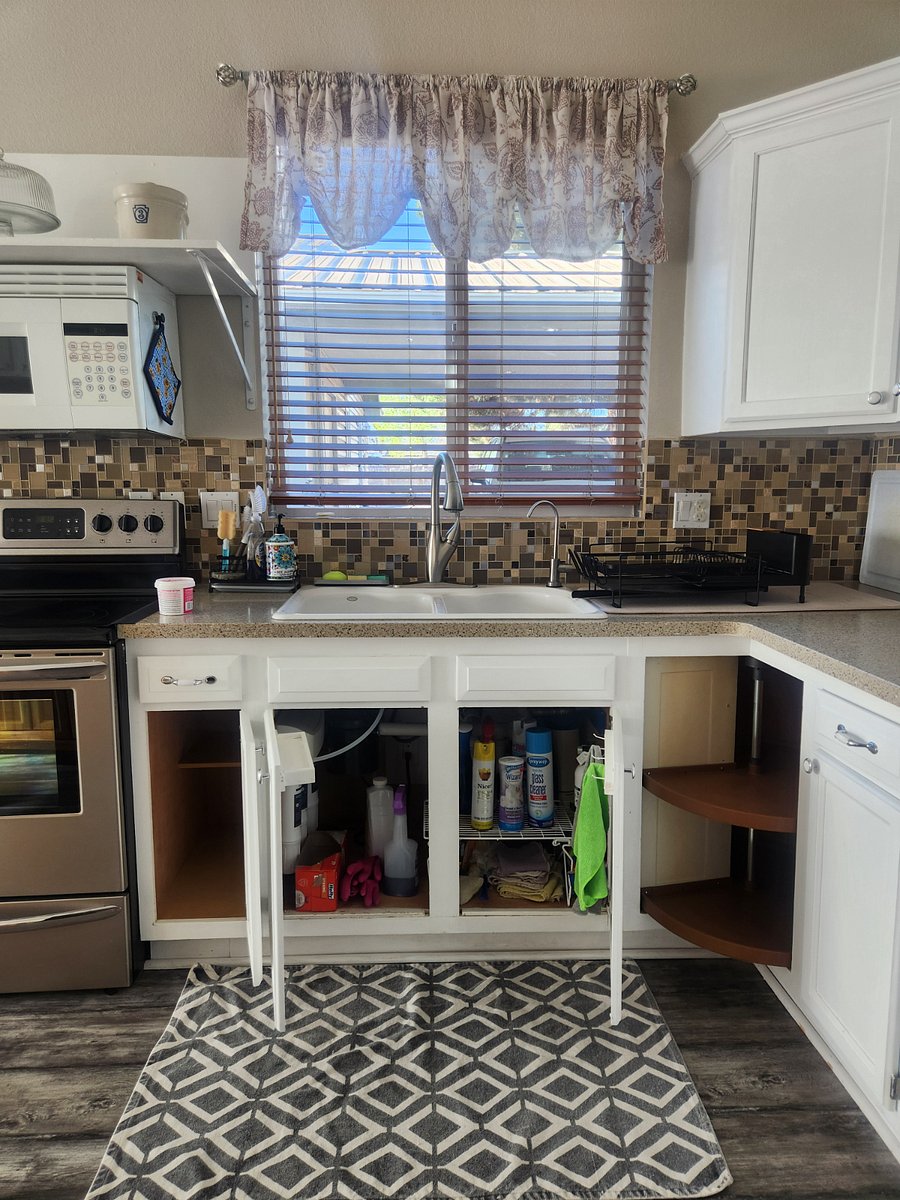 Kitchen sink and cleaning cabinet