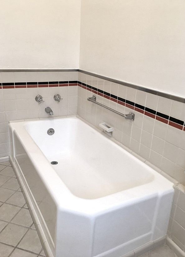 Separate bath tub