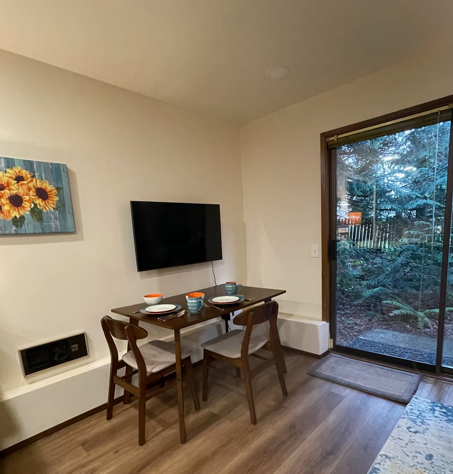 Entrance, dining table and/or desk, plus smart TV with fiber optic wifi