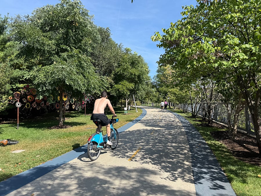 The beautiful 606 located just a couple blocks away. Its a 2.7-mile elevated, multi-use recreational trail and park built on a former industrial rail line.