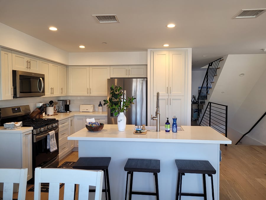 Full kitchen
