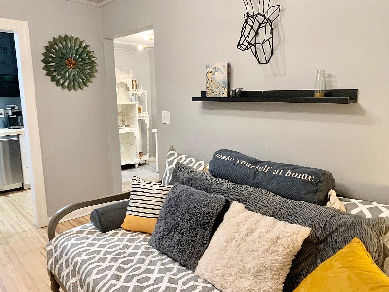 New reclining love seat added - no more day bed