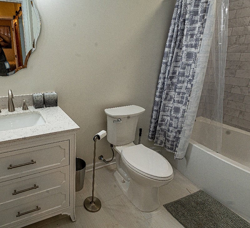 2nd bathroom (for smaller bedroom)