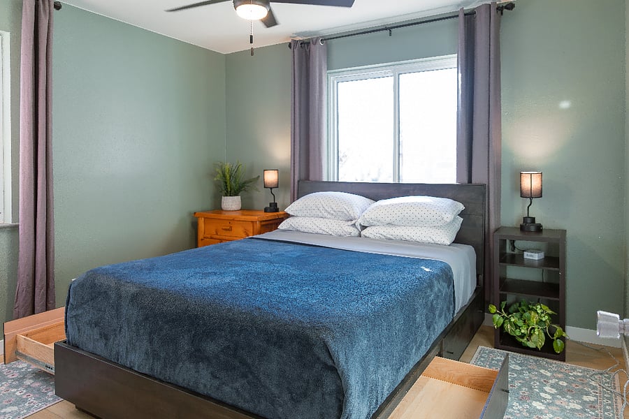Queen bedroom drawers