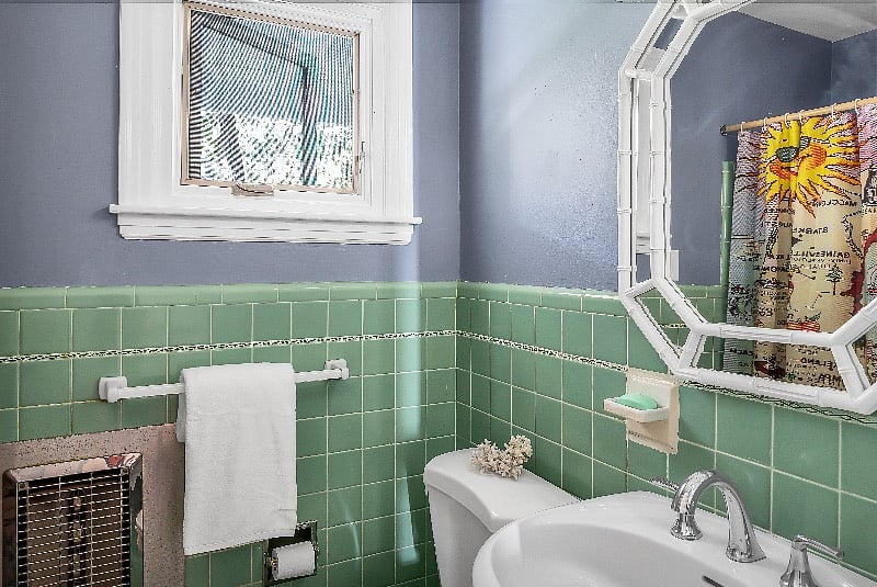 Upstairs guest bath