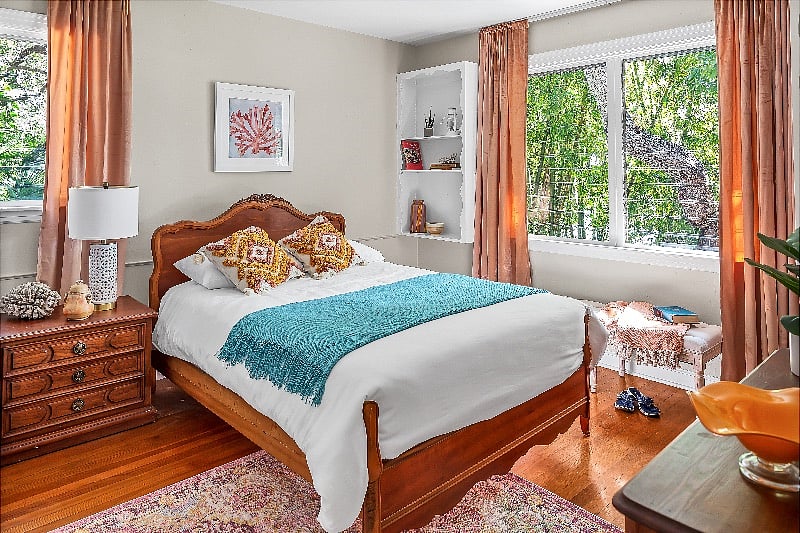 Upstairs guest bedroom with full bed