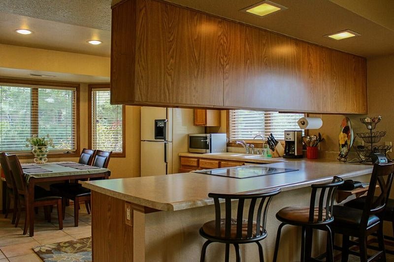 Kitchen and Breakfast Bar