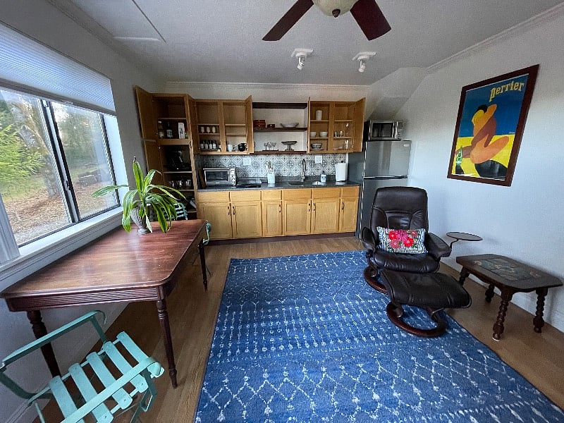 The cottage is filled with conveniences - the living room has the cooking area, large flat screen TV, work/dining table and new blinds