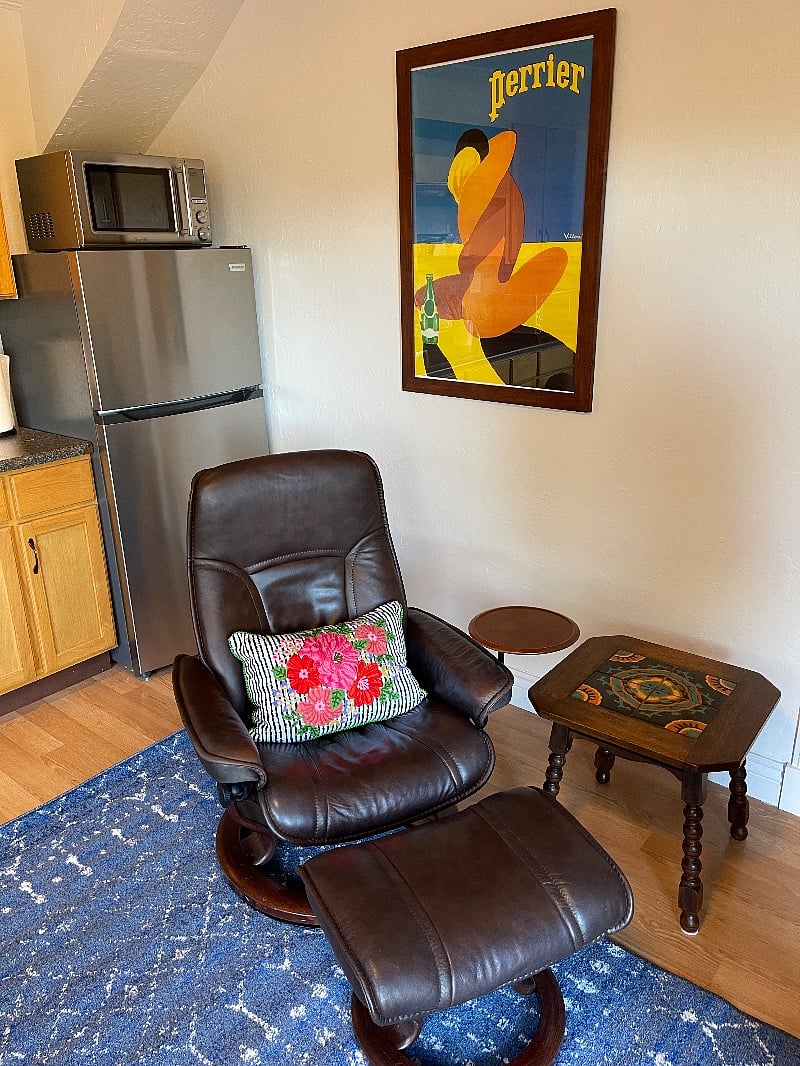 Yes, this is a leather Stressless brand chair... you may not want to go to work in the morning if you relax in this!   It reclines and has a side table for your wine or snacks.