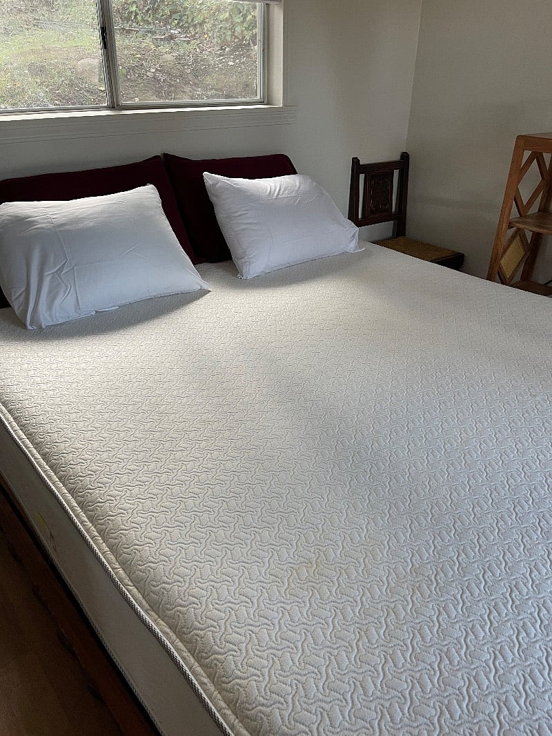 Just to show the mattress & pillows are super clean! 