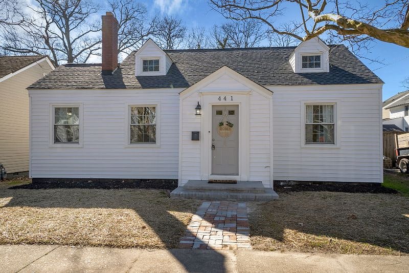 Cozy fully renovated Coastal Cottage in a quiet neighborhood just minutes from all major hospitals, restaurants, nightlife, and breweries!