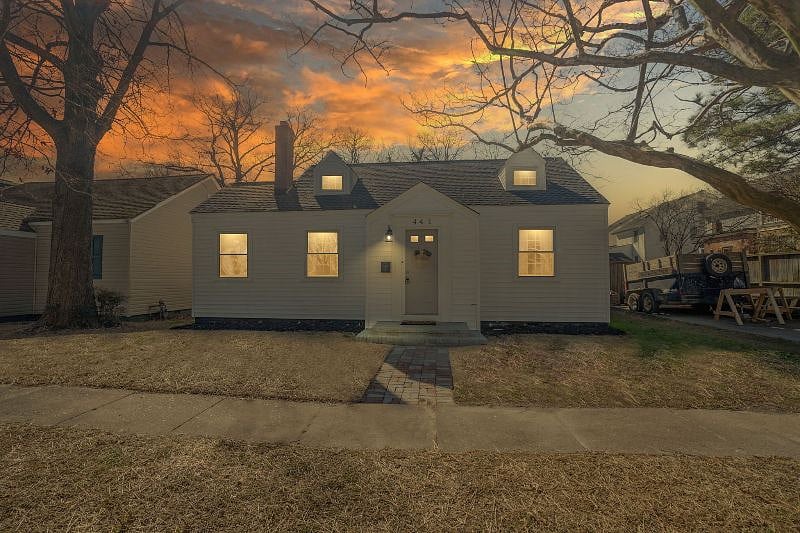Peaceful, safe and quiet in the coveted Colonial Place neighborhood